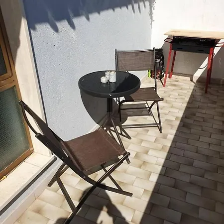 Daire Impeccable 1-Bed Apartment In Scalea *