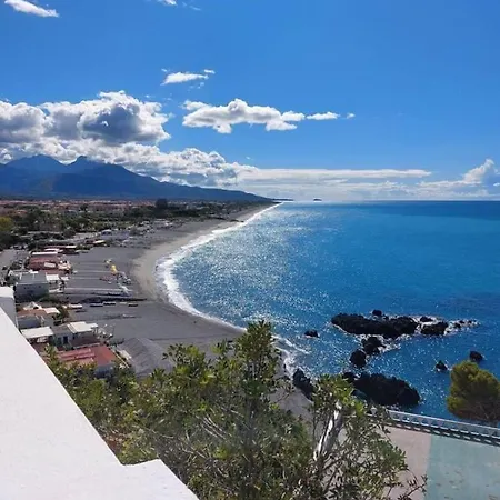Daire Impeccable 1-Bed Apartment In Scalea *